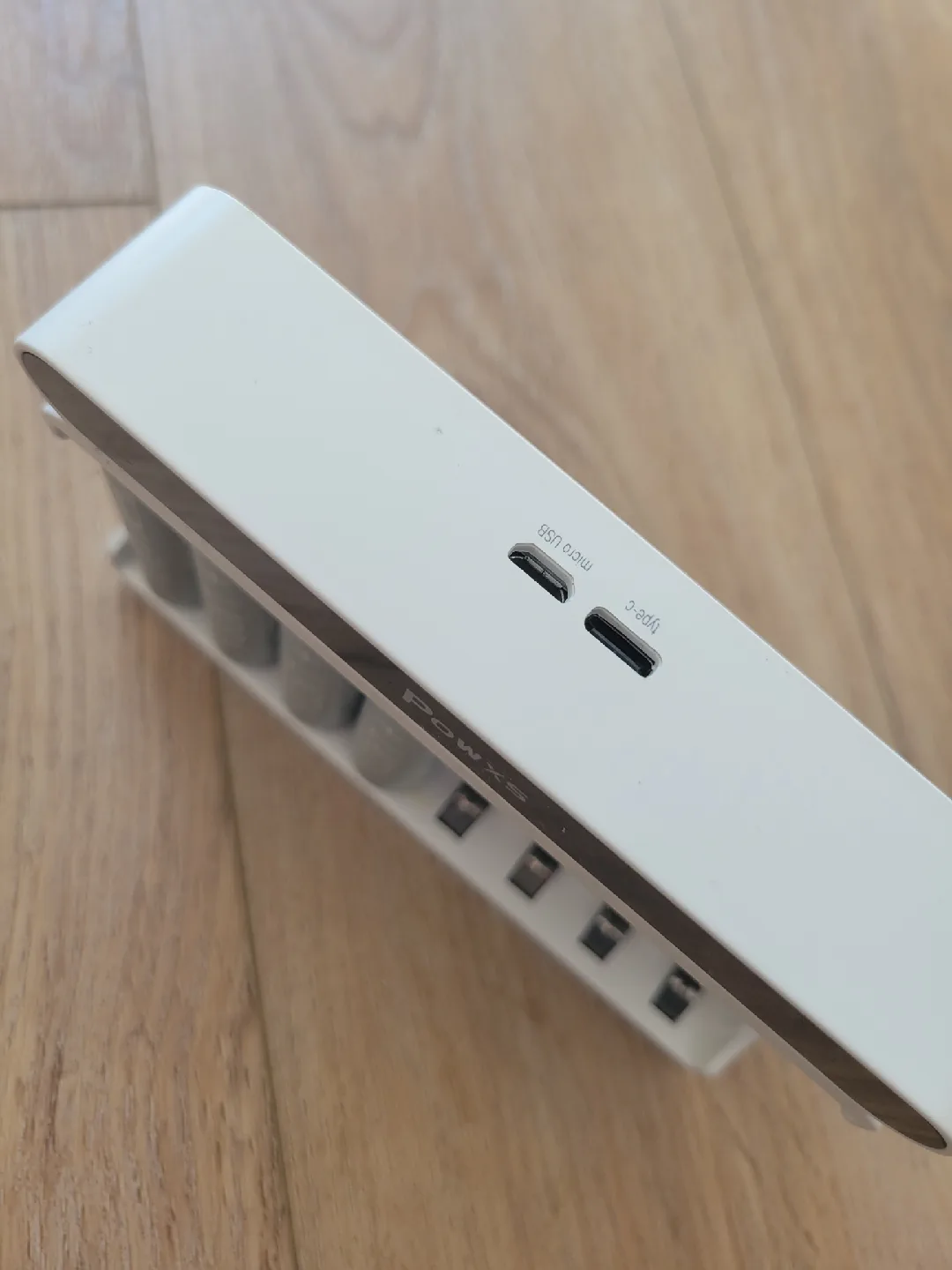 Rechargeable Battery Charger with AA + AAA Batteries image indicator(2)