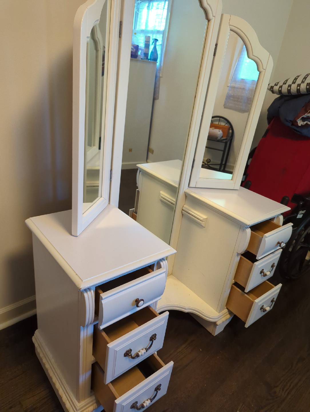 Vintage Vanity with Tri-Fold Mirror - photo 2