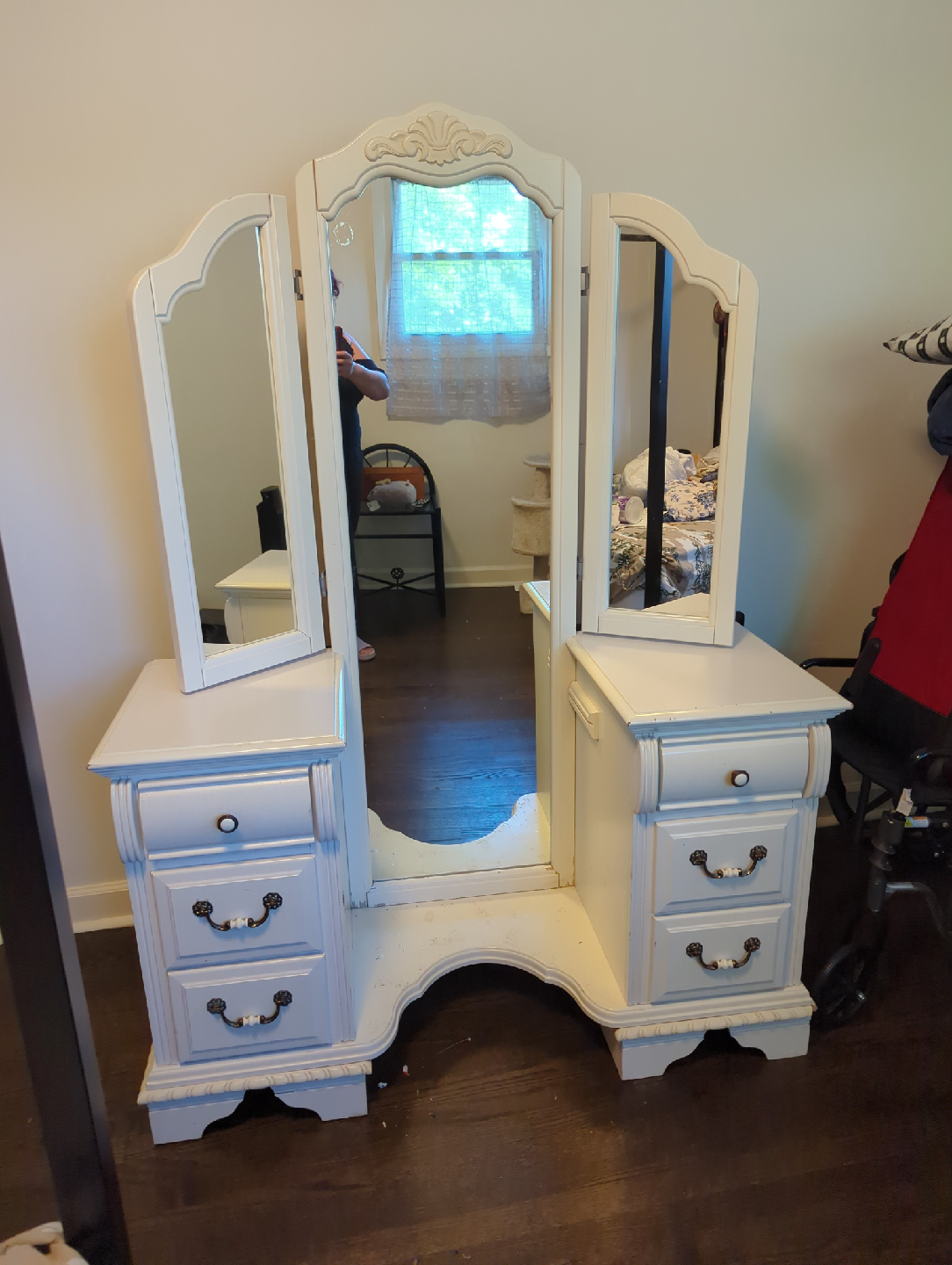 Vintage Vanity with Tri-Fold Mirror - photo 3