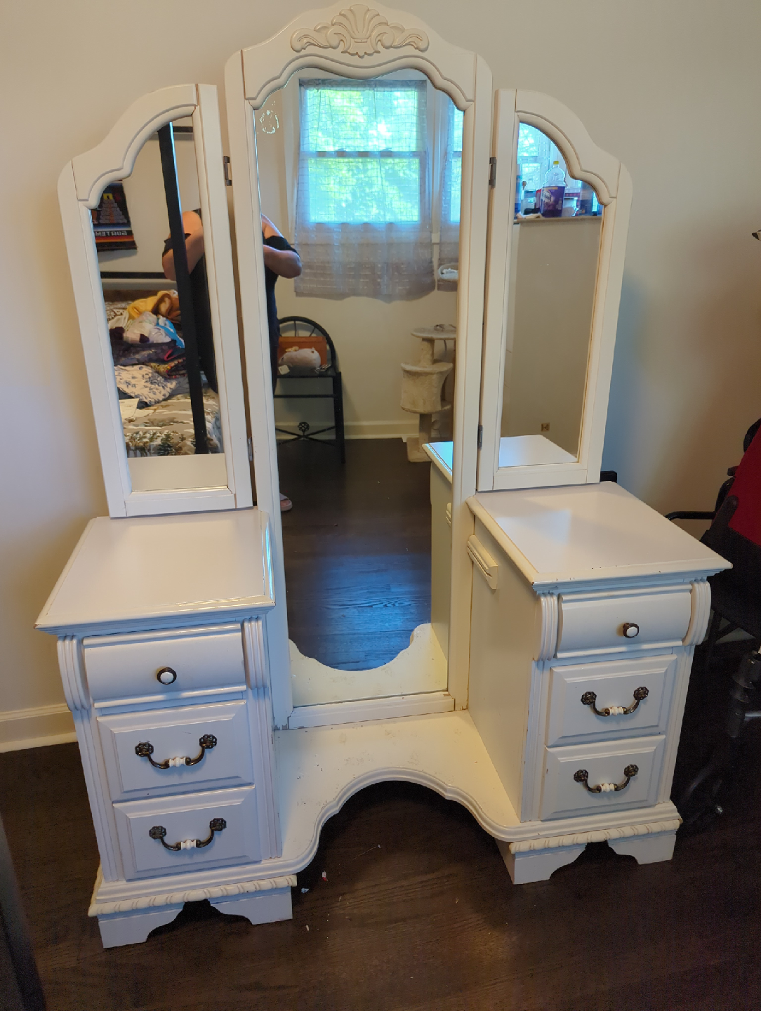 Vintage Vanity with Tri-Fold Mirror - photo 4