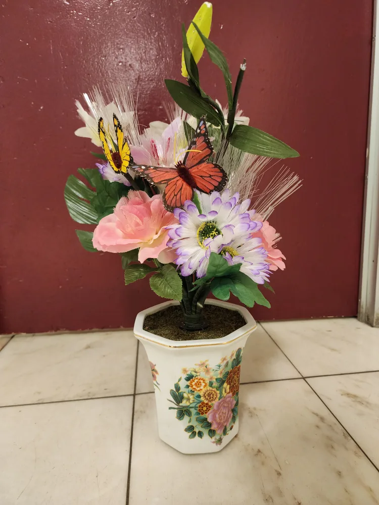 Floral Arrangement in Decorative Pot thumbnail