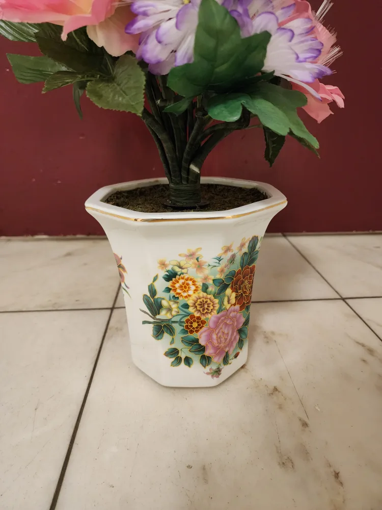 Floral Arrangement in Decorative Pot image indicator(5)