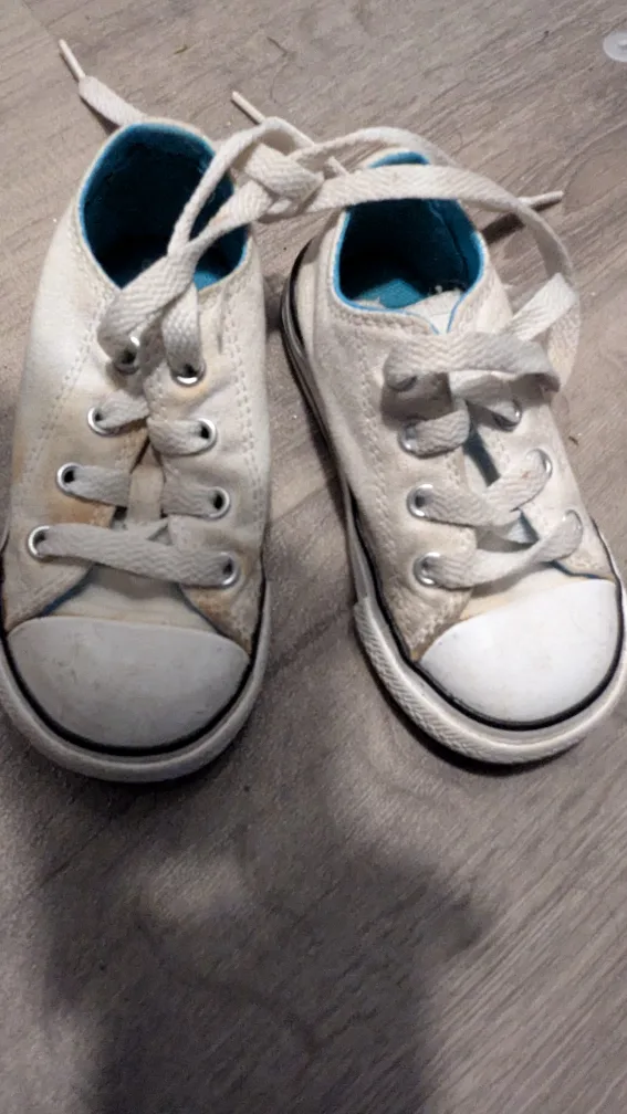 Mixed lot of baby/toddler shoes image indicator(3)