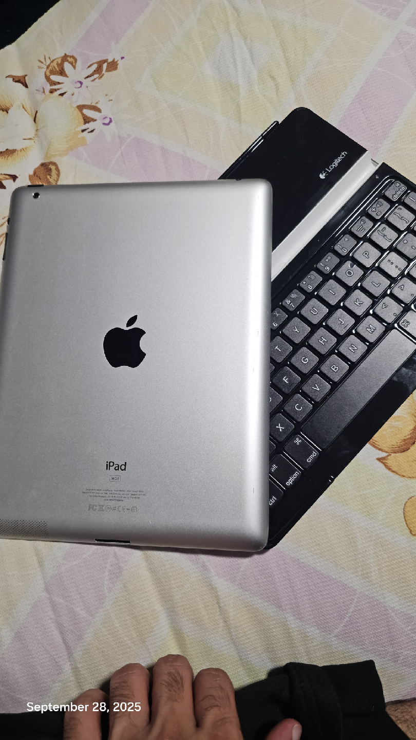 Apple iPad 2 Silver 32GB with Logitech Keyboard - photo 2