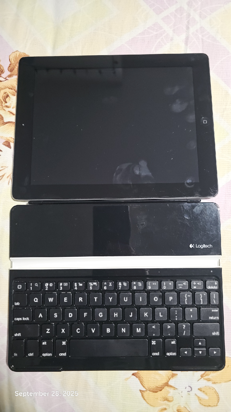 Apple iPad 2 Silver 32GB with Logitech Keyboard - photo 4