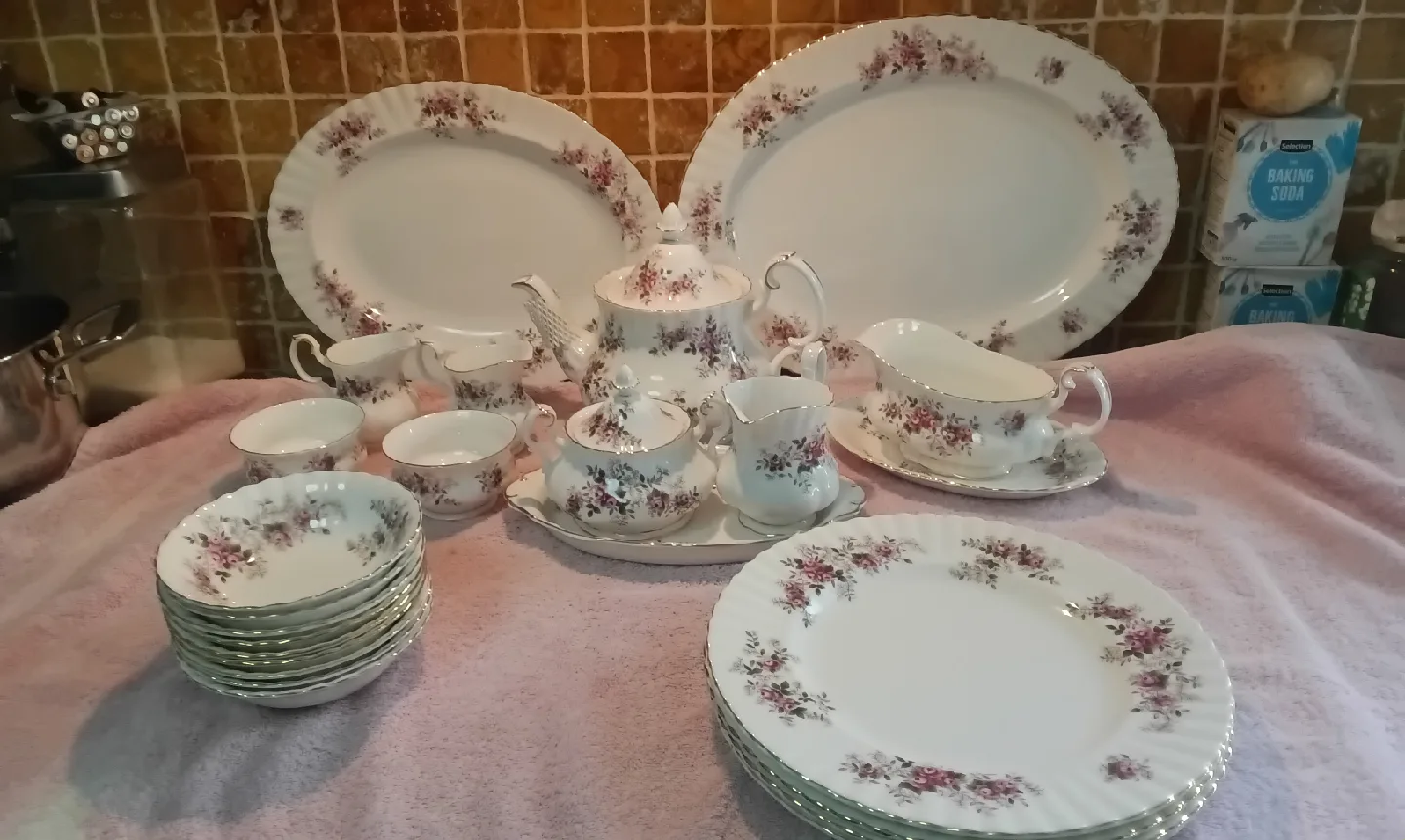 Collection of Royal Albert "Lavender Rose " Selling as a Bundle. image indicator(5)