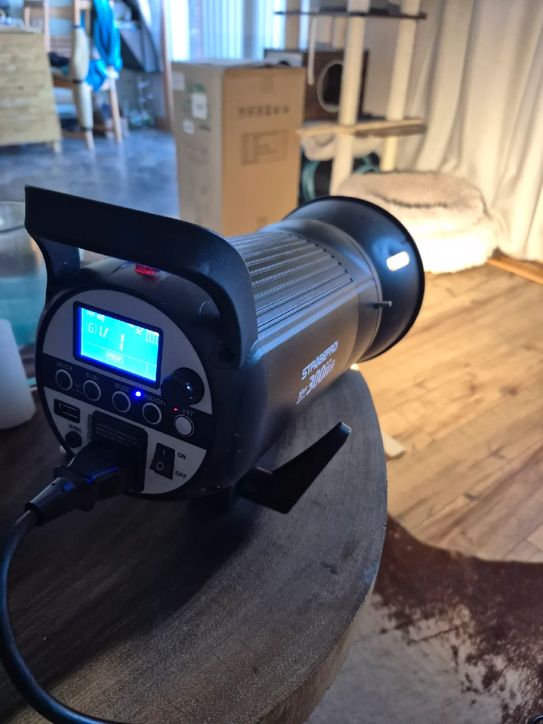 Strobepro Xtreem 300ii Studio Light thumbnail