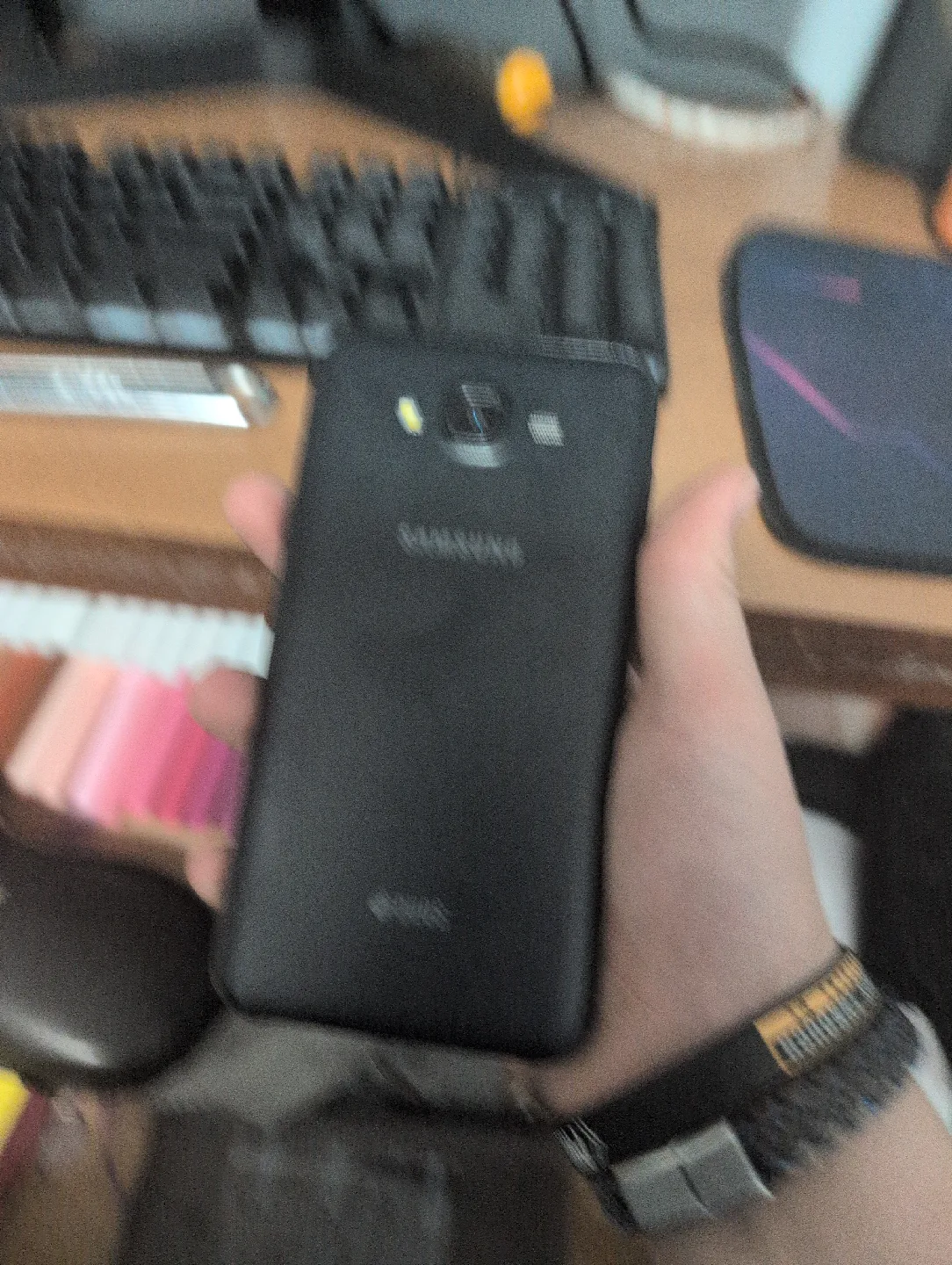 Samsung Galaxy J7 cell phone image indicator(2)