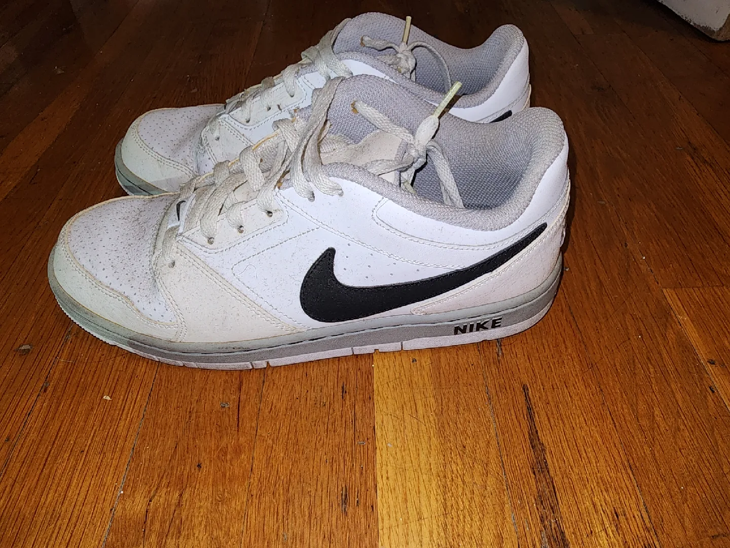 Nike White/Black Sneakers thumbnail