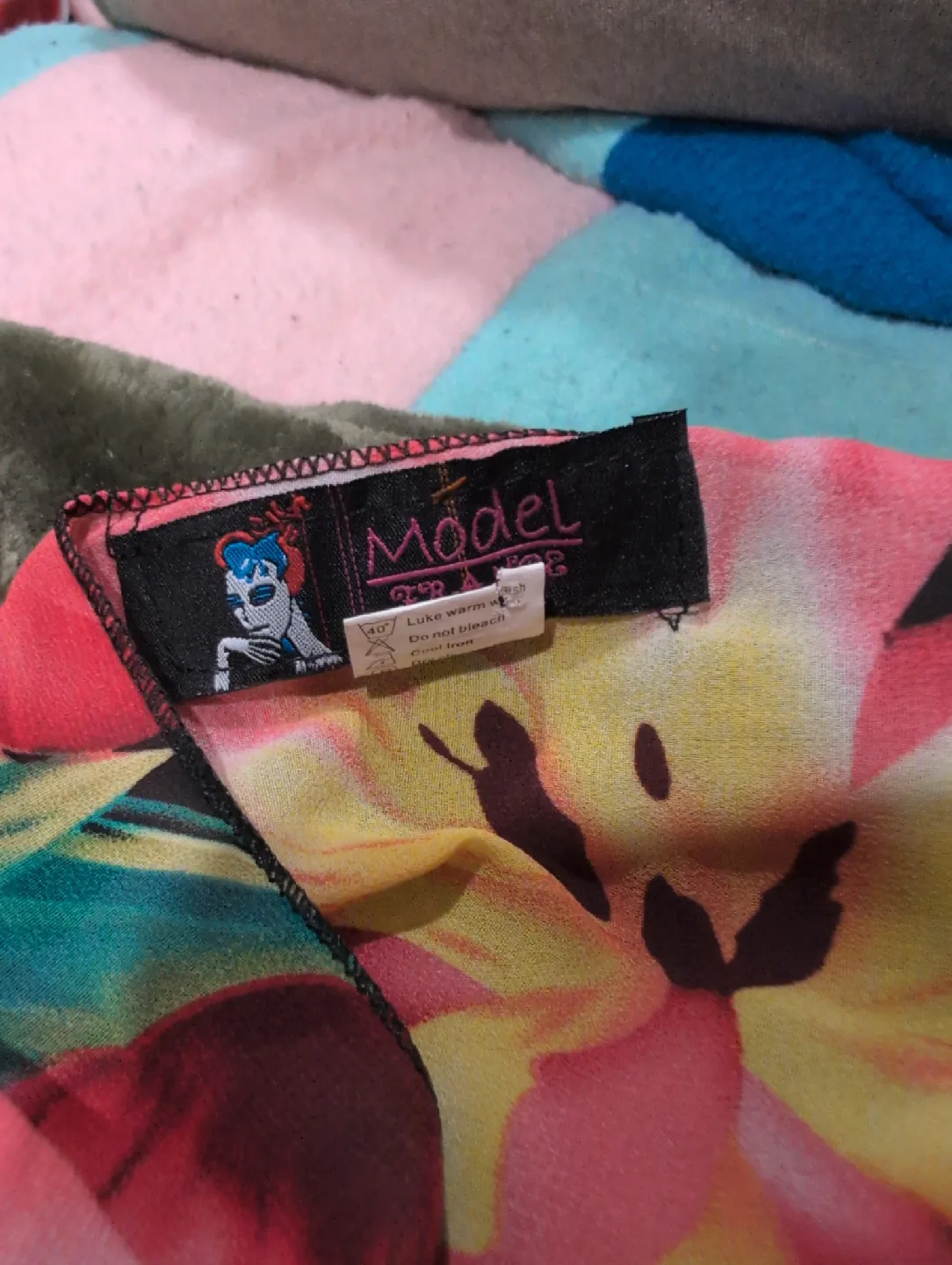 Model Floral Blouse - Lightweight & Stylish image indicator(2)