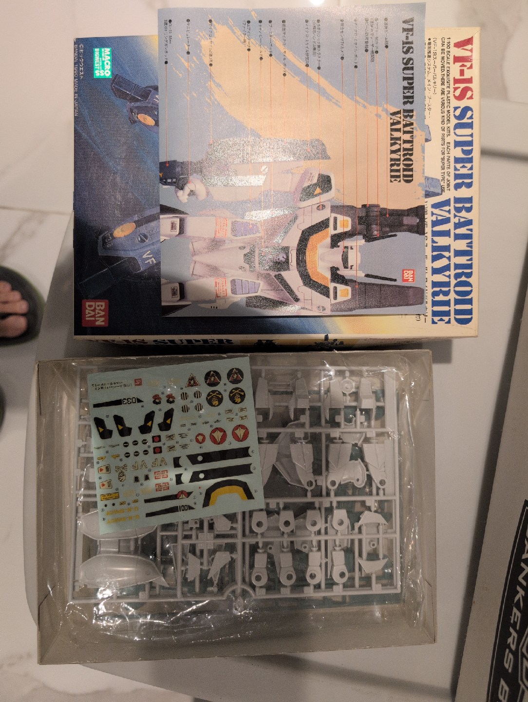 VF-1S Super Battroid Valkyrie 1:100 Scale Model Kit - photo 2