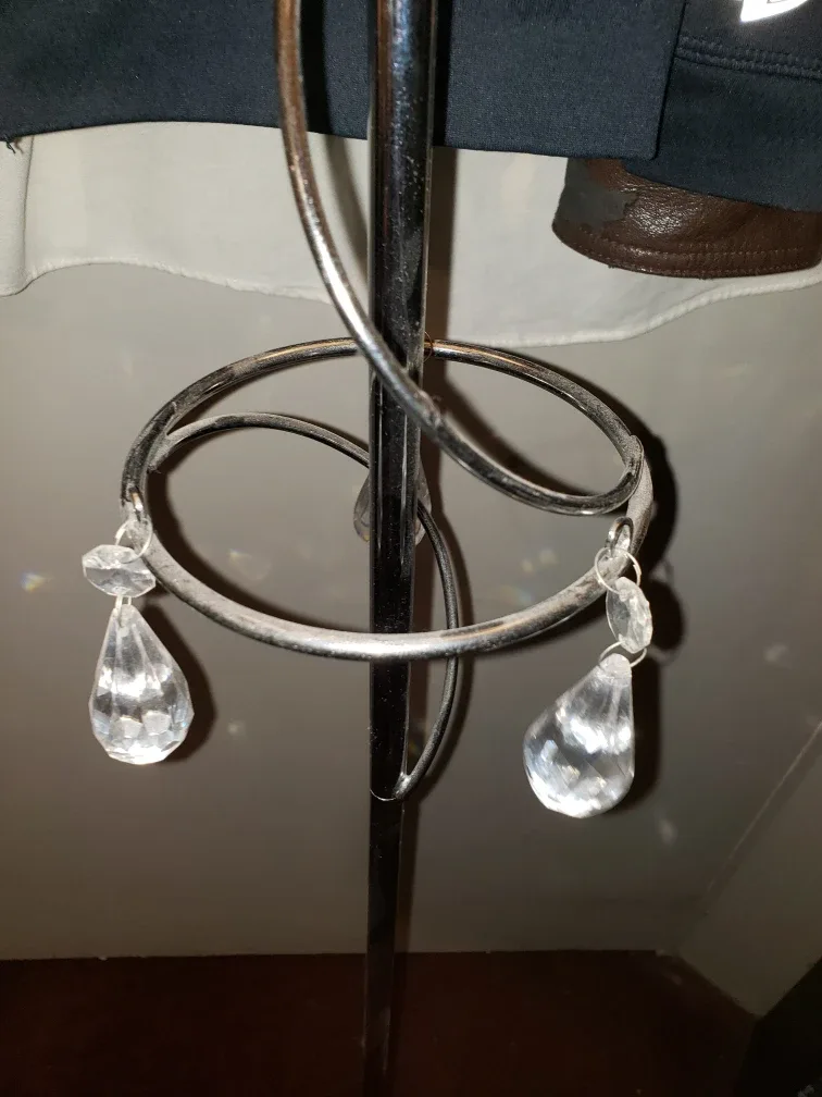 Elegant Floor Lamp with Crystal Accents image indicator(2)