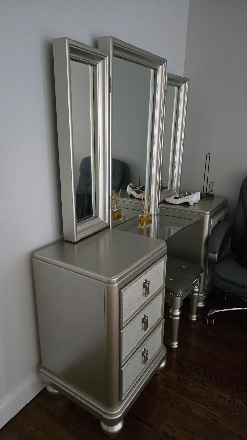 Silver Vanity Set with Mirror & Stool image indicator(2)