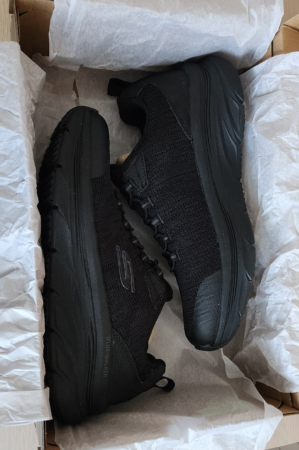 Skechers D'Lux Walker Black - Size US 8