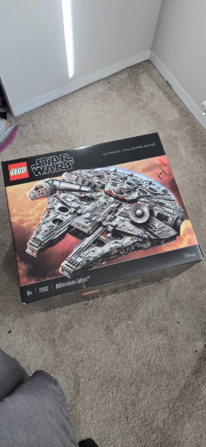 LEGO Star Wars UCS Millennium Falcon (75192) New & Sealed - photo 5