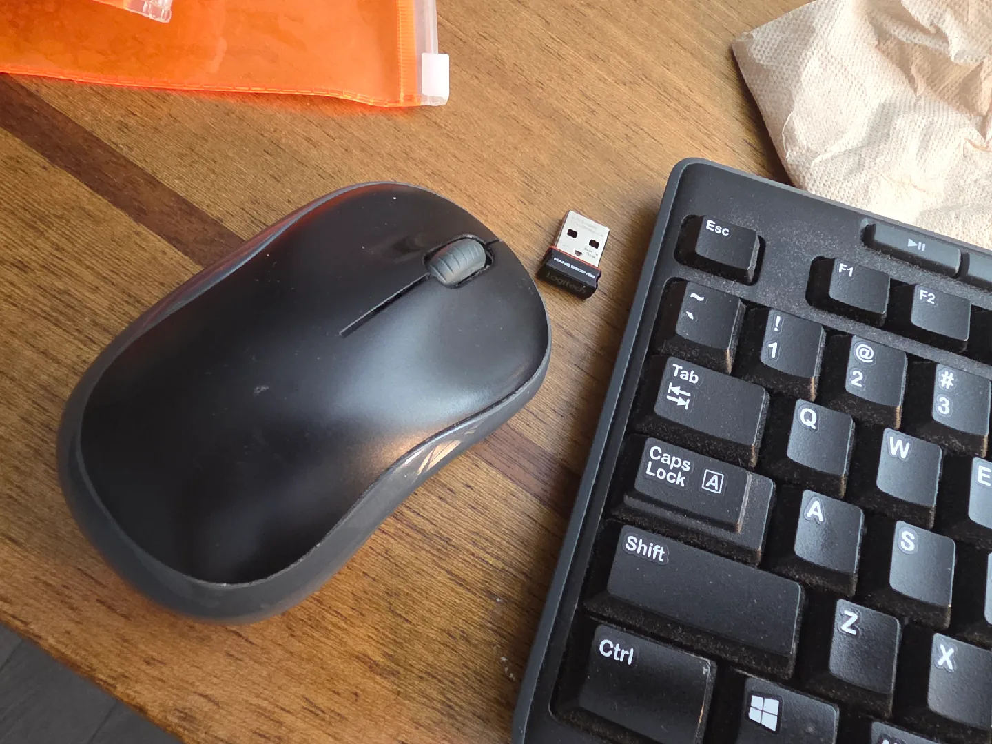 Wireless Logitech Keyboard and Mouse Combo image indicator(2)