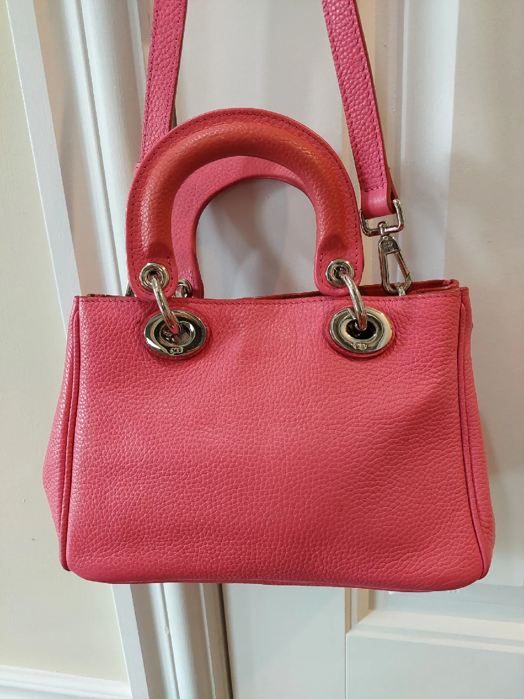 Women's small leather bag image indicator(4)