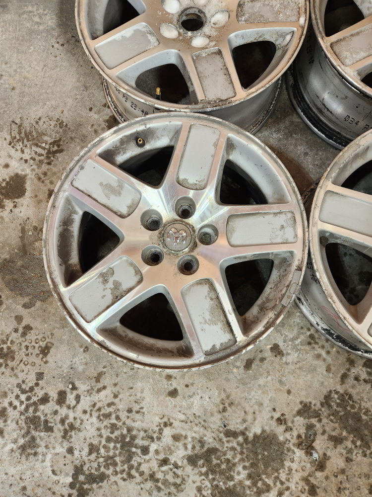 (4)-17 Inch Alloy Rims Off 2009 Dodge Magnum 5x115 - photo 3