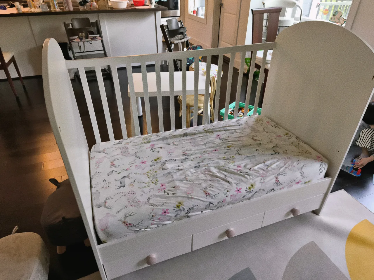 White Baby Crib with Storage Drawers image indicator(2)