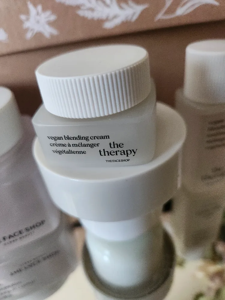 Brand NEW in Box The Face Shop Therapy Vegan Set image indicator(3)