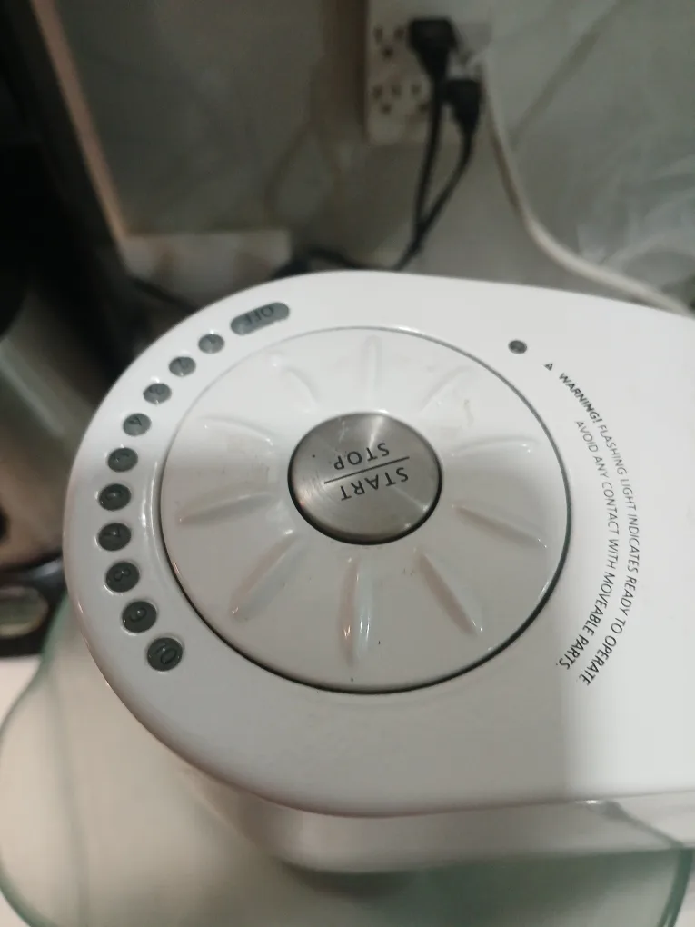 White Stand Mixer with Attachments image indicator(4)