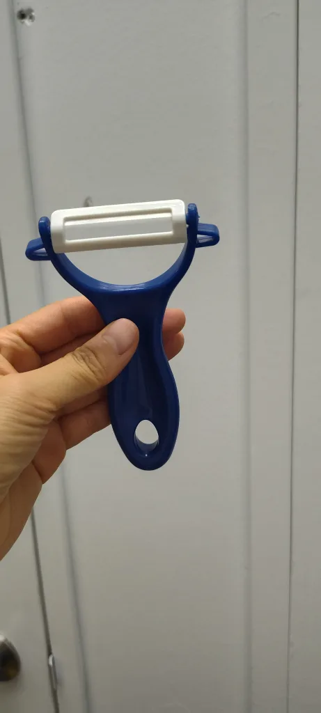 Vegetable Peelers - Black & Blue thumbnail