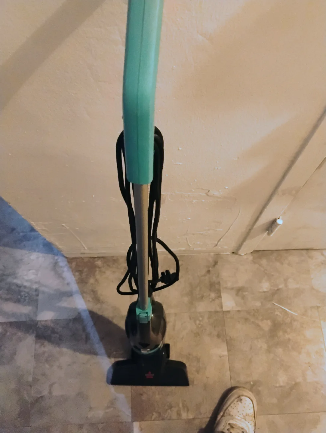 Bissell FeatherWeight Stick Lightweight Bagless Vacuum image indicator(3)