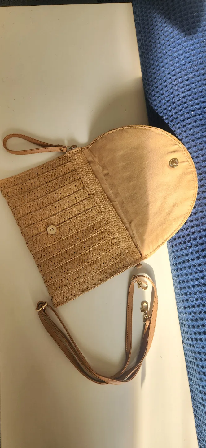 Straw Clutch with Shoulder Strap image indicator(2)