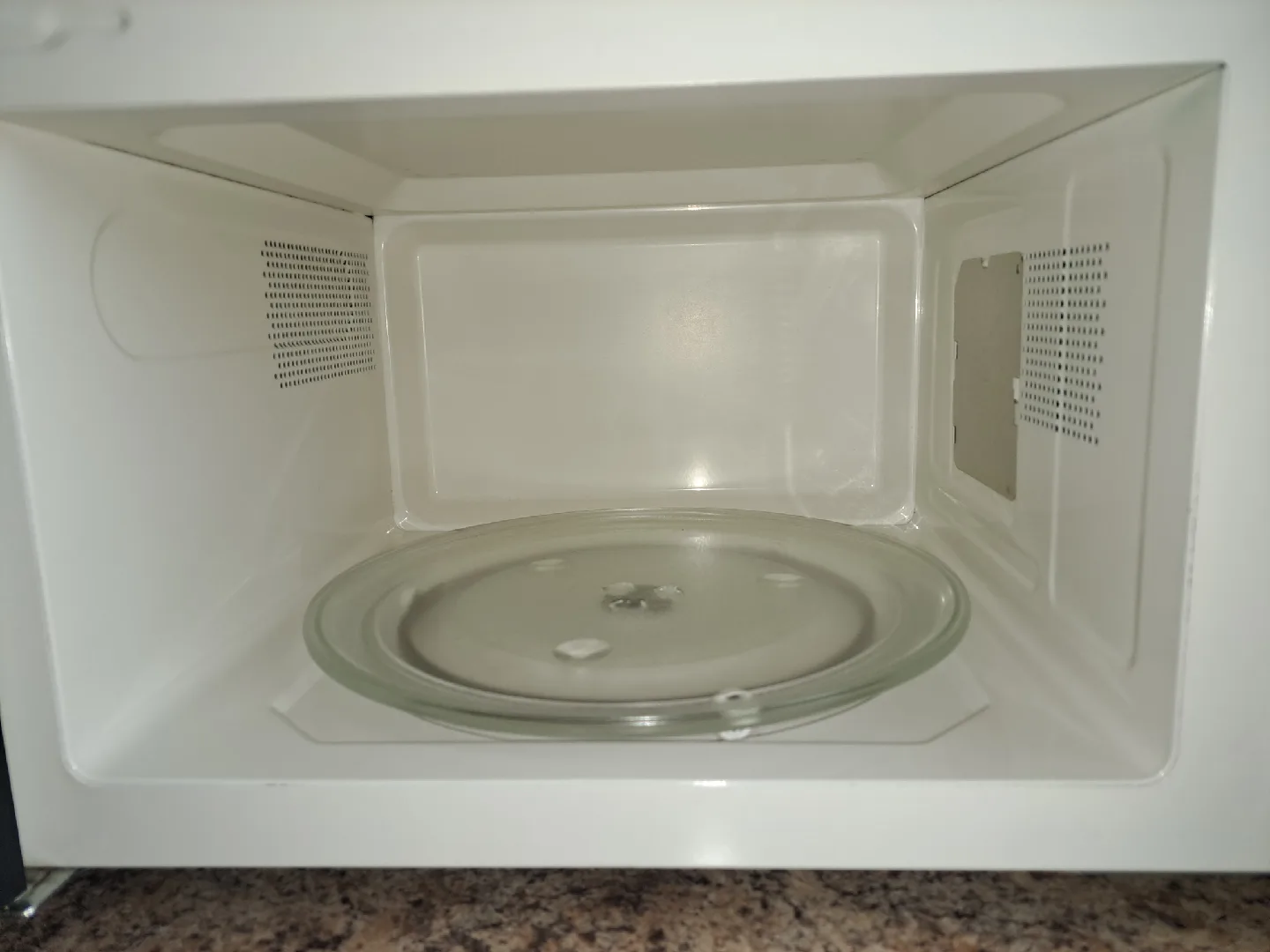 Danby Microwave - White image indicator(4)