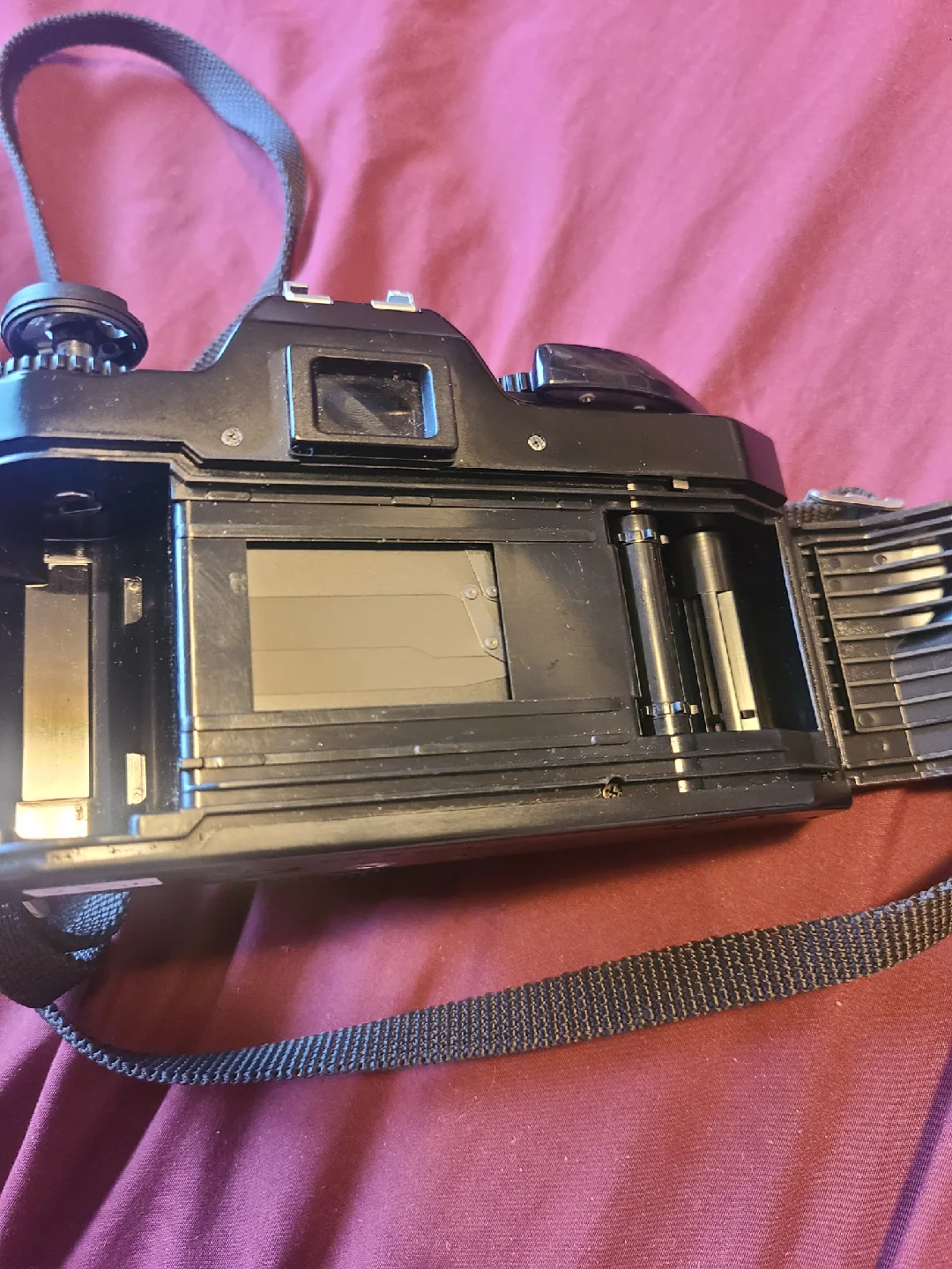 Canon T60 35mm Film Camera with 50mm Lens image indicator(6)