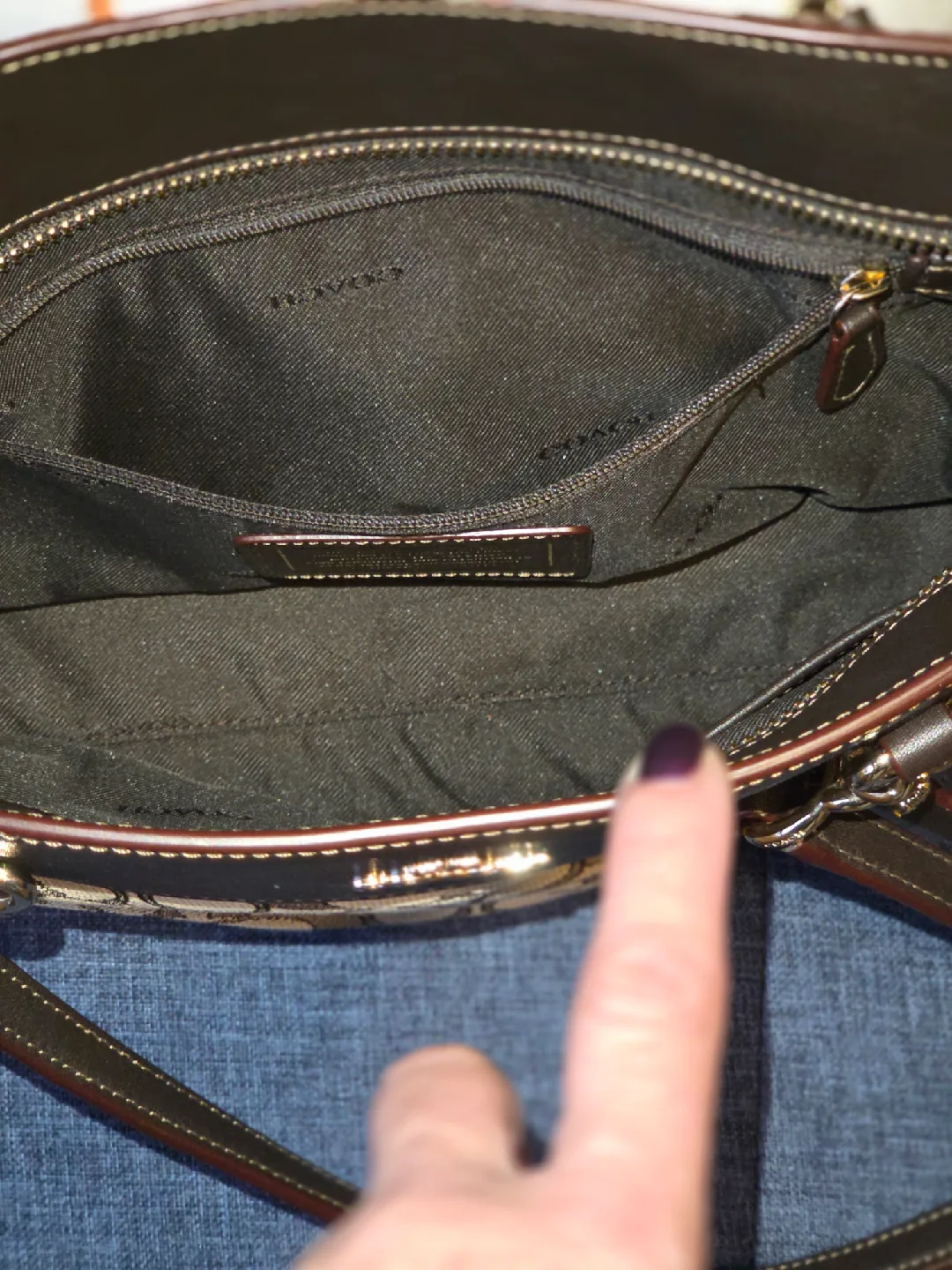 Coach Signature Tote Bag image indicator(3)