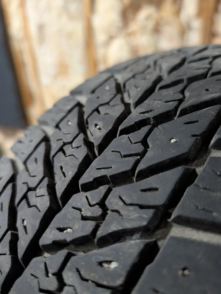 (4)-195/65R15 Goodyear Ultragrip Winter Tires image indicator(2)