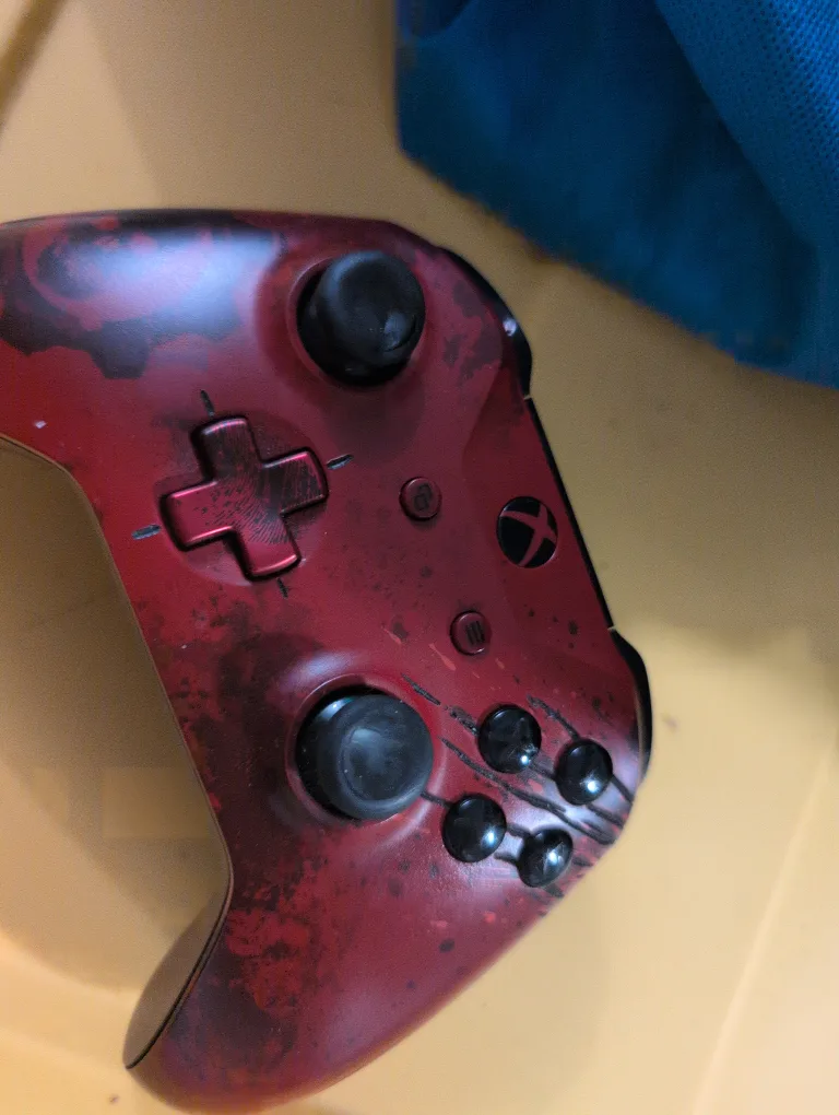 Xbox One with Controller and The Sims 4 image indicator(3)