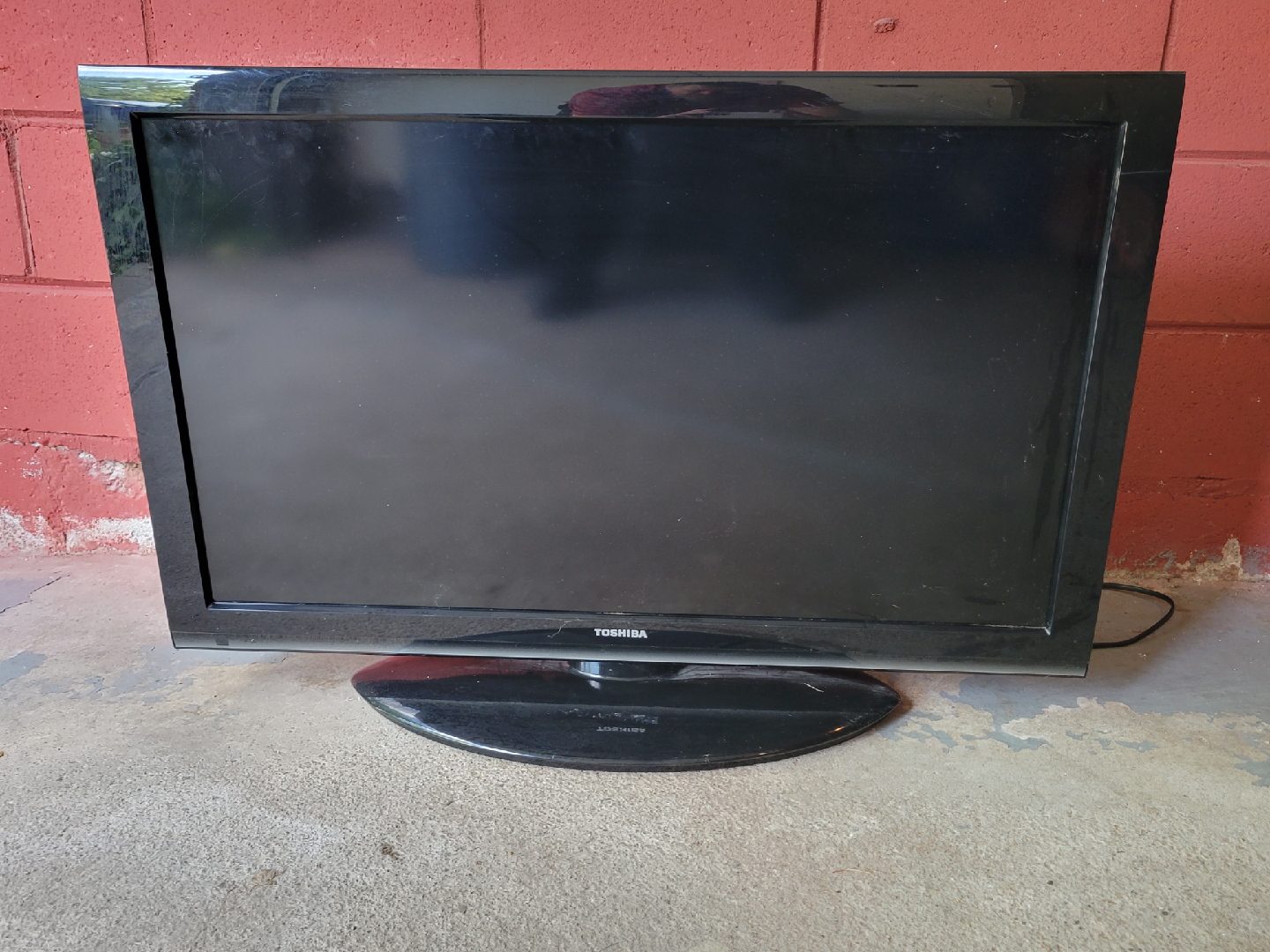 40" Toshiba HDMI TV with HDMI Cable / NO REMOTE