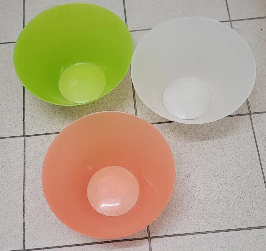 Set of 3 Mixing Bowls - Green, White, Peach thumbnail