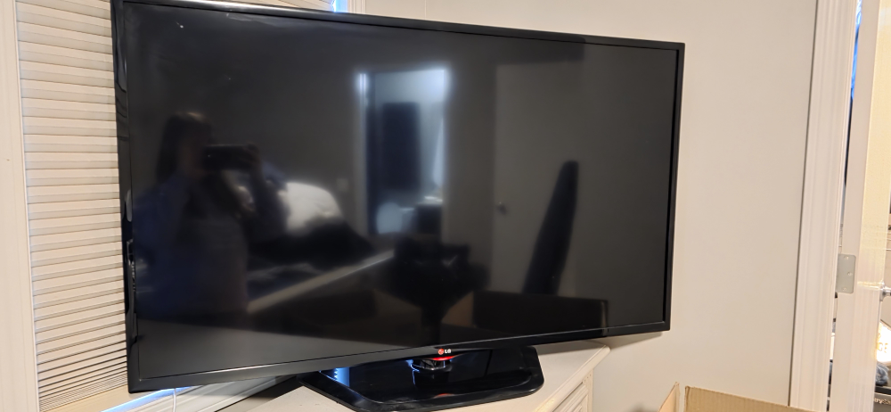 LG 55 inch TV with chrome cast - photo 3