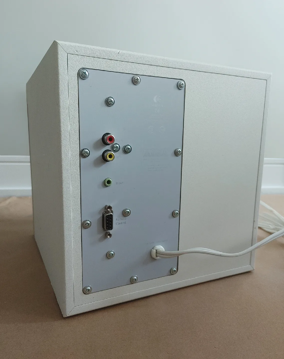 Logitech Z4i Subwoofer image indicator(3)