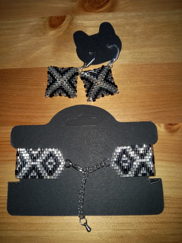 Handmade Beaded Bracelet & Earrings Set image indicator(3)