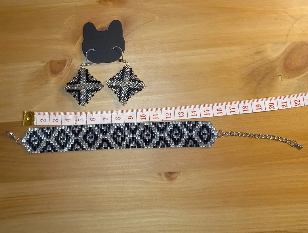 Handmade Beaded Bracelet & Earrings Set image indicator(5)