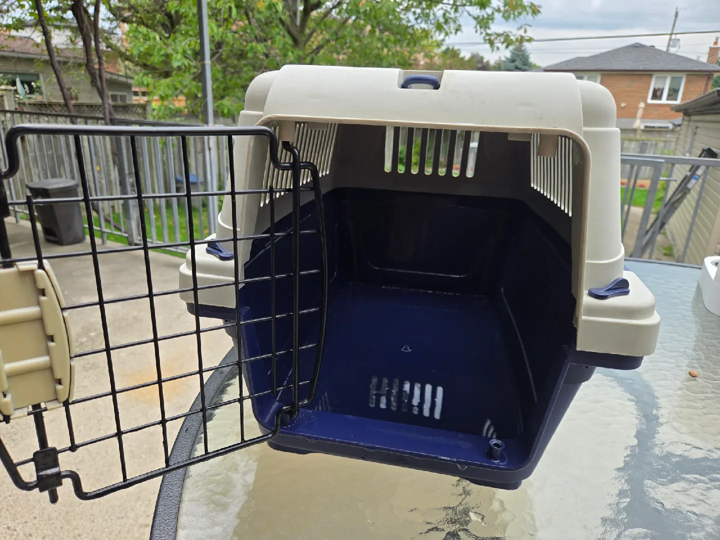 Pet Carrier - Blue and White image indicator(3)