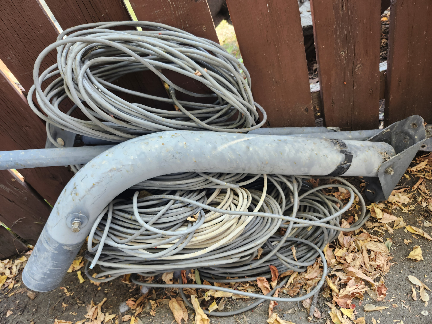 television satellite dish and wire 🥕 - photo 3