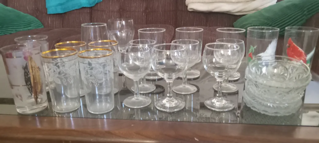 Assorted Glassware Set thumbnail