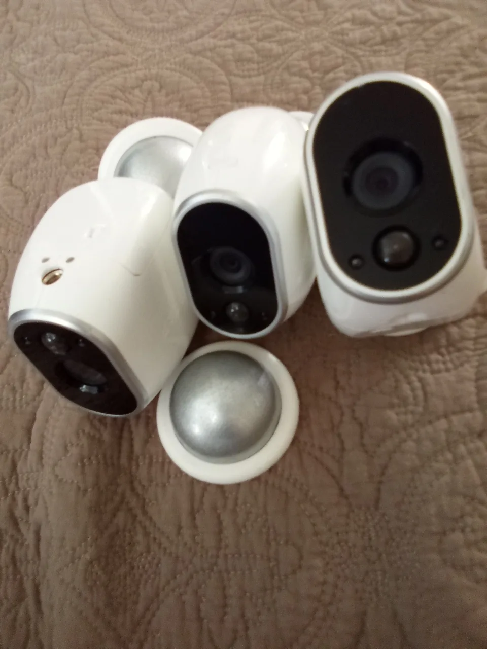 3 Arlo  Wireless Security Cameras image indicator(4)