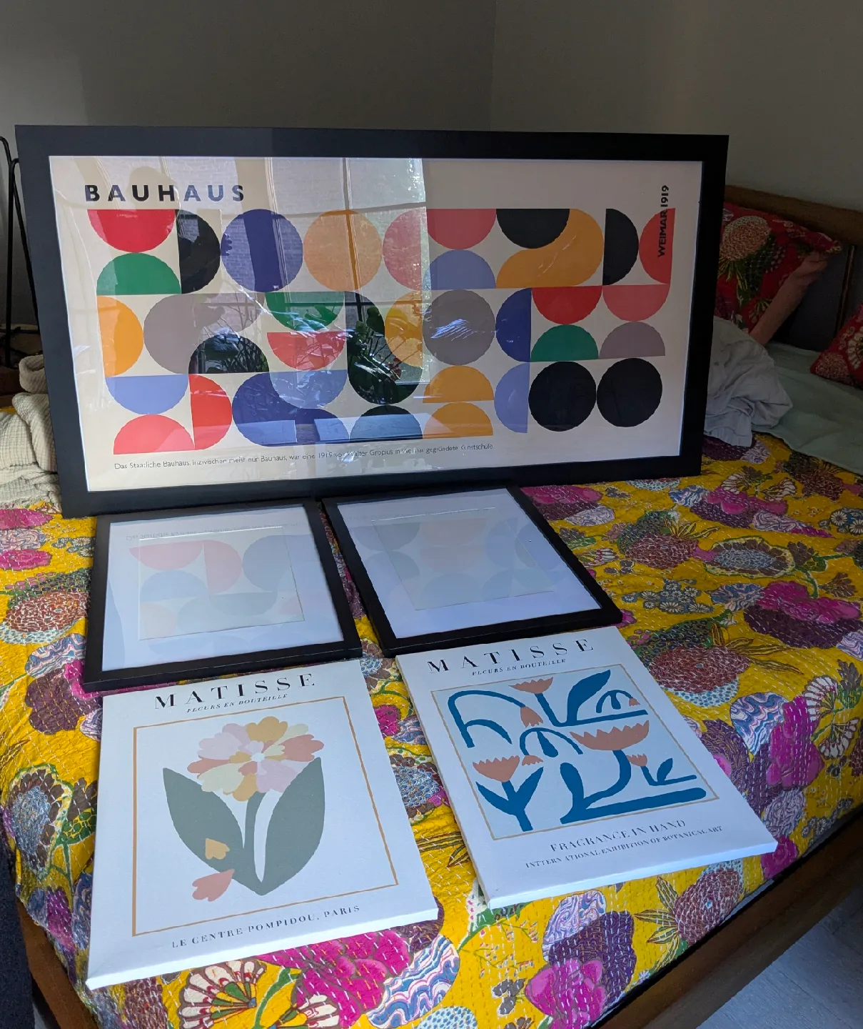 Bauhaus Poster (no frame) + Matisse Canvas Framed + 2 Frames image indicator(2)