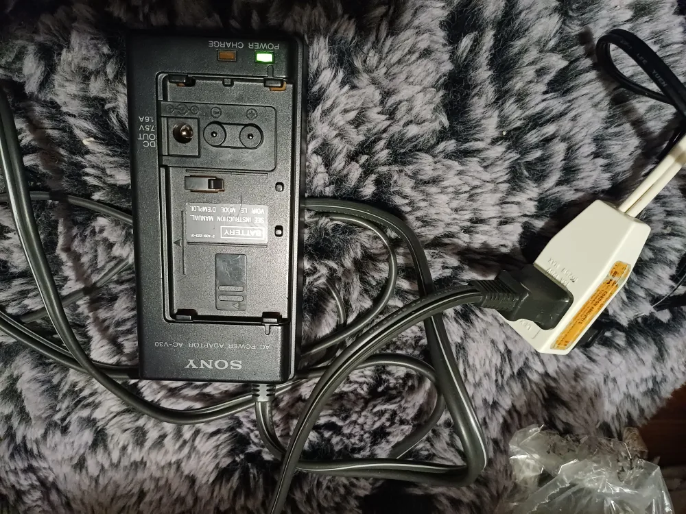Sony Camcorder AC-V30 AC Power Adaptor/Battery Charger image indicator(2)