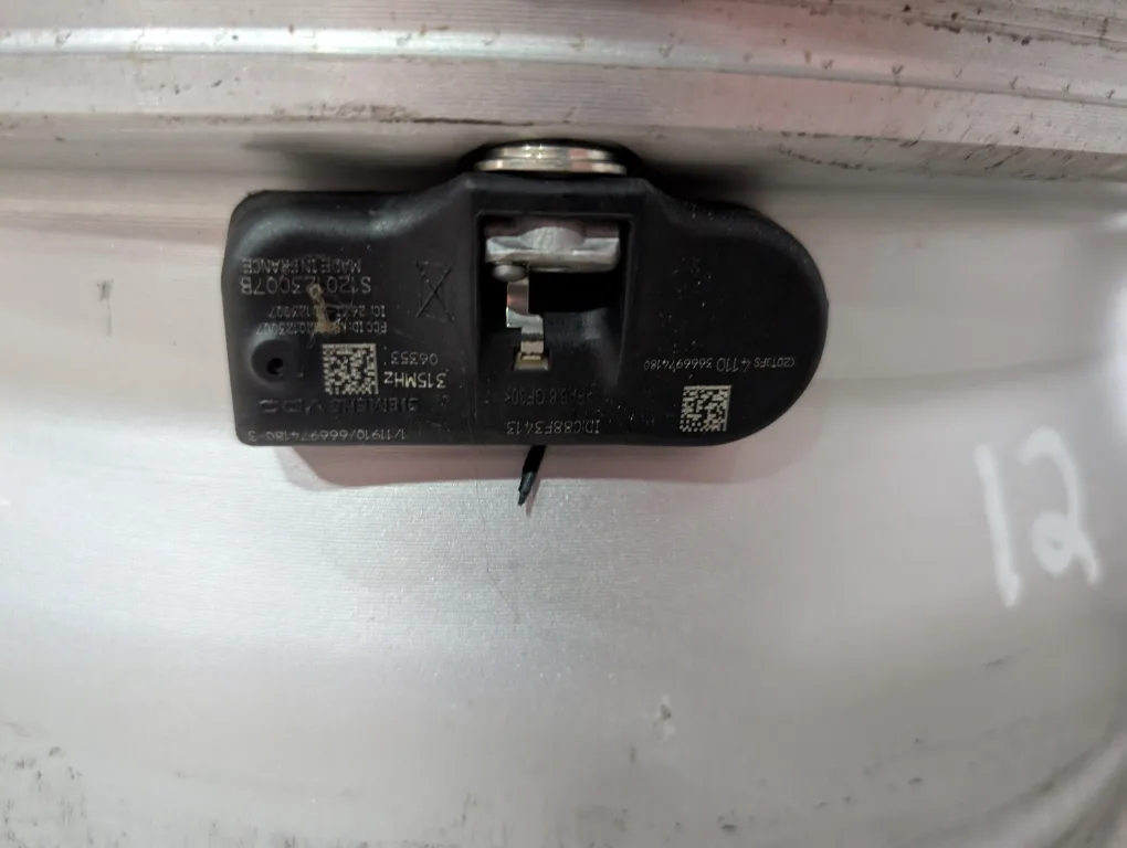 (4)-16 Inch Chevrolet Equinox Alloy Rims/TPMS Off 2007 Equinox image indicator(6)