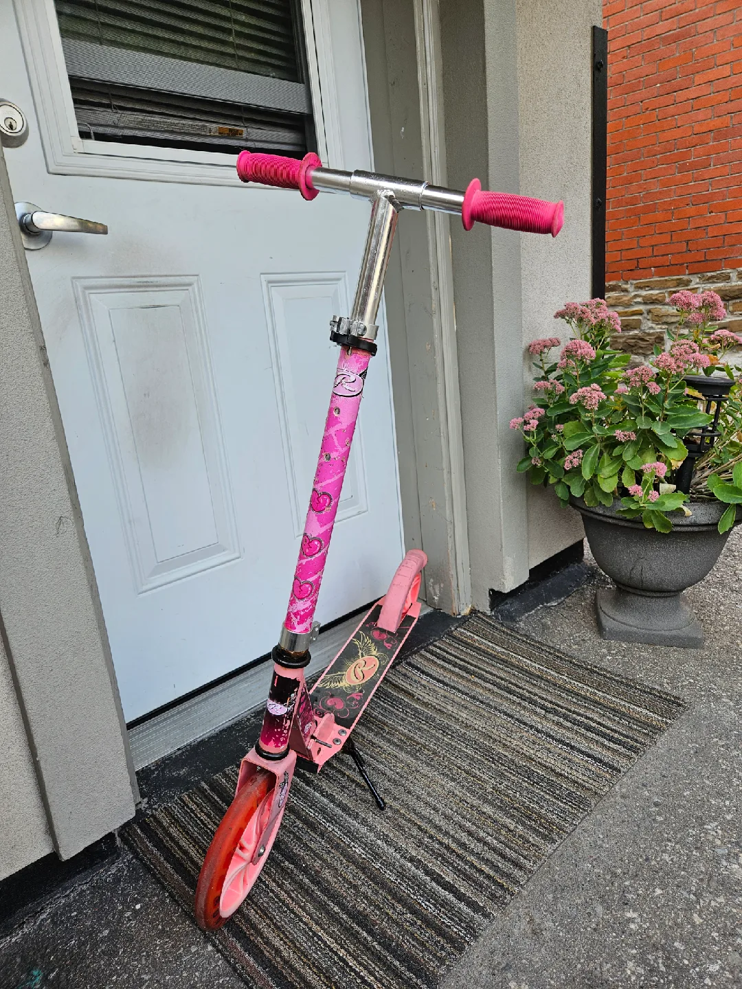 Pink Scooter - Great Condition! image indicator(2)