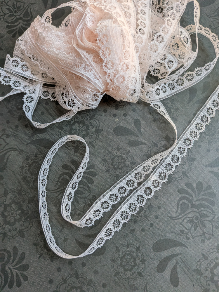 TEN YARDS pale pink narrow floral lace trim