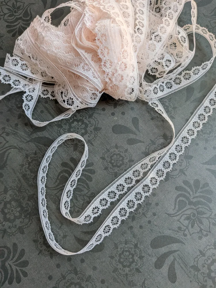 TEN YARDS pale pink narrow floral lace trim thumbnail