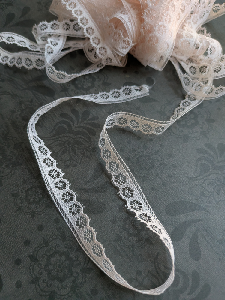 TEN YARDS pale pink narrow floral lace trim - photo 3